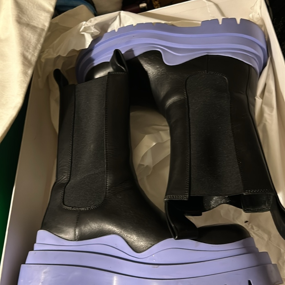 I’m selling my bottega boots only wore 1 time looks brand new - Picture 3 of 3